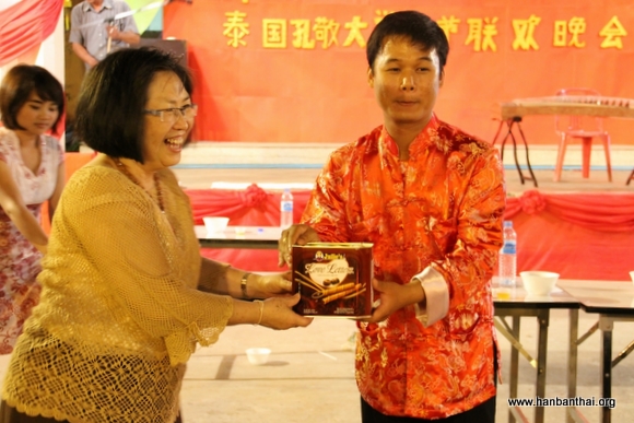 人文学院院长姚婉娜为获胜学生颁发奖品.jpg