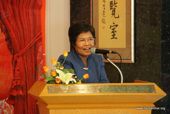 图片三：孔子学院泰方院长发表讲话.JPG