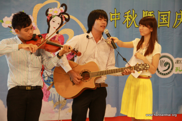 孔子学院学生演琴中秋歌曲.jpg