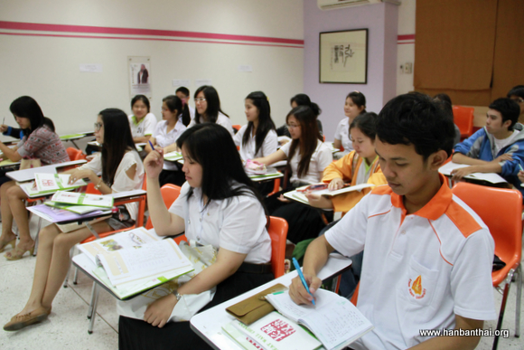 《长城汉语》中级班学生学习汉语.jpg
