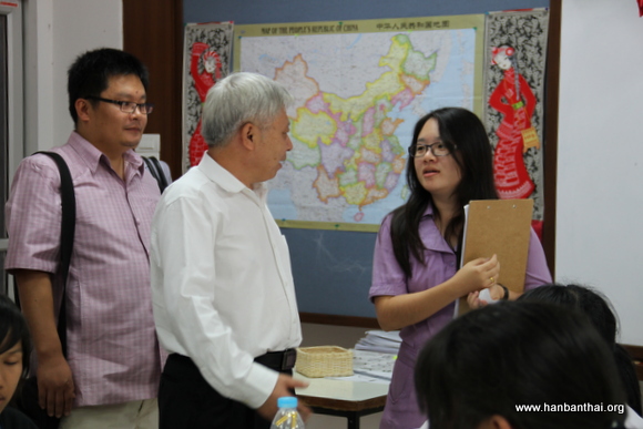 陈永山老师听孔敬大学孔子学院培养的泰国本土教师介绍自己的这堂课.JPG