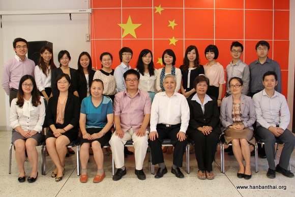 代表处一行与孔敬大学孔子学院全体教职员工合影留念.jpg