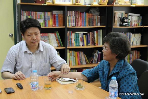 杨金生教授为泰方院长演示把脉.jpg