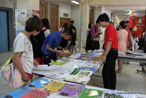 孔院书展.jpg