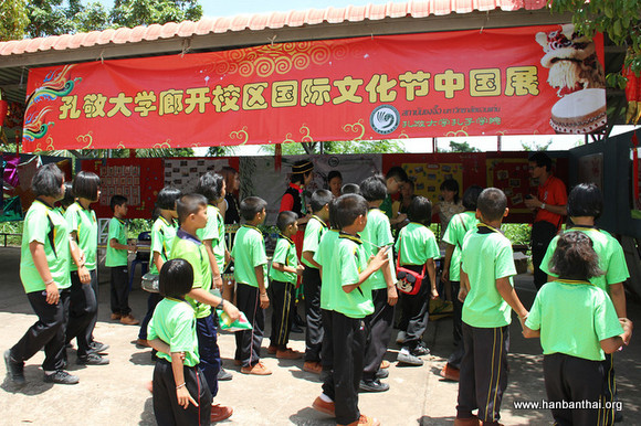 中国展区吸引了众多参观者.jpg