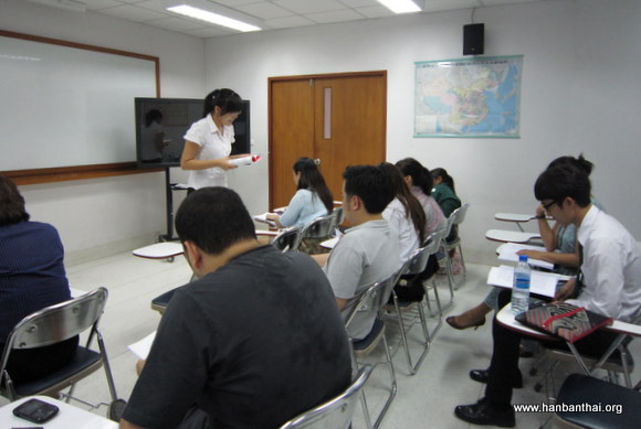 汉语志愿者教师曹丛在为孔院学生上课.JPG