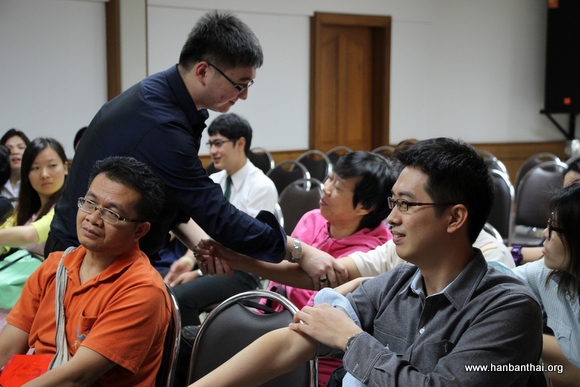 图片6:张老师指导学员按压穴位 2.JPG