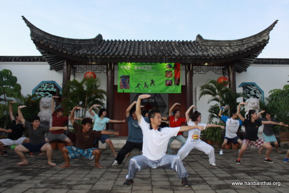 李仁松教练在皇太后大学教学生们武术.JPG