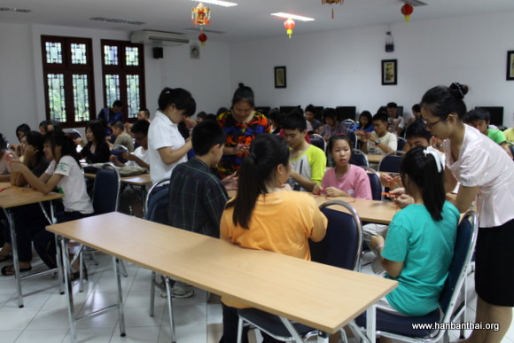 学生们聚精会神地学习中国结.JPG