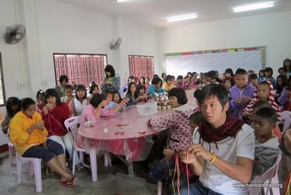 聚精会神学中国结.JPG