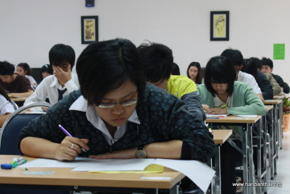 HSK考生认真答题.JPG