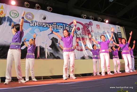 精彩的文艺表演.JPG