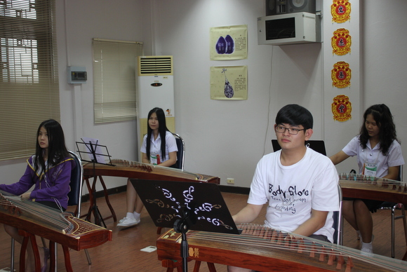 古筝培训班学员认真学习.JPG