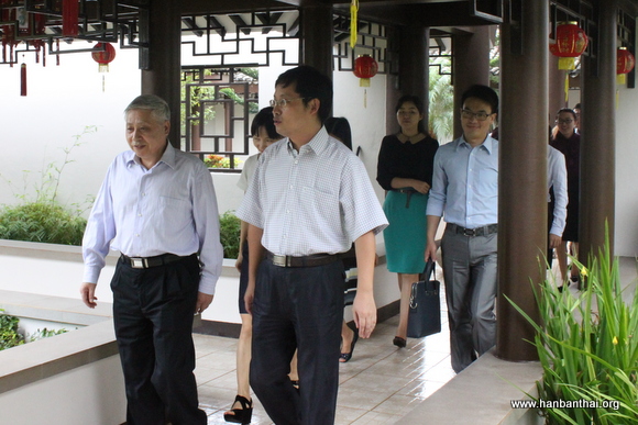 陈永山代表视察皇太后大学孔子学院.JPG