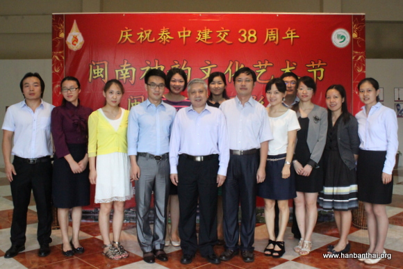 陈永山代表与皇太后大学志愿者合影.JPG