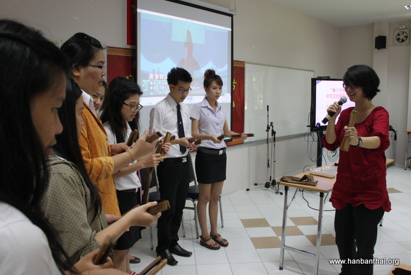 学生体验南音乐器.JPG