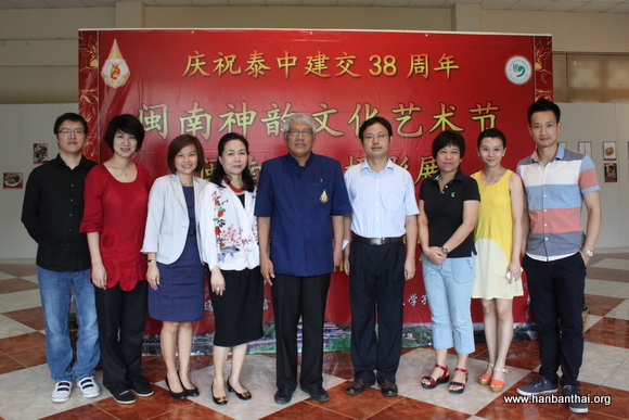 皇太后大学副校长尤他那、文学院阿卡拉等参观摄影展.JPG