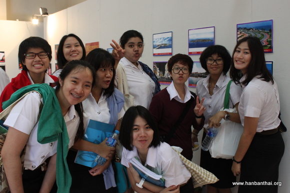 皇太后大学学生参观摄影展.JPG