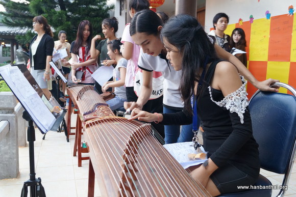 学生们学习弹古筝.JPG