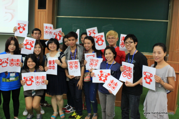 秋令营学员展示剪纸作品.JPG
