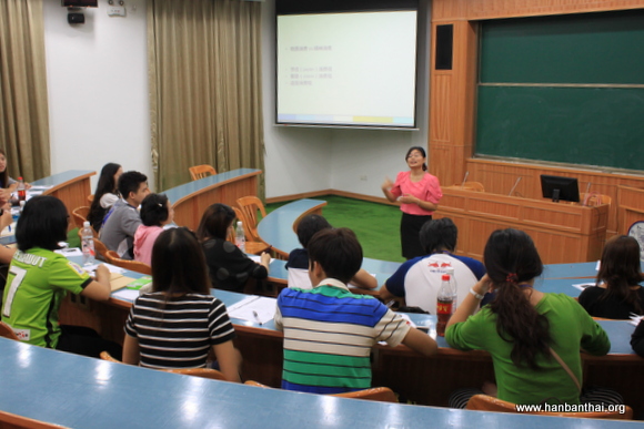 南方基地老师为秋令营学员教授汉语课程.JPG