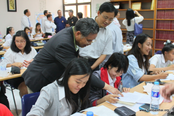 傅学章大使深入教室看望孔院学生.JPG