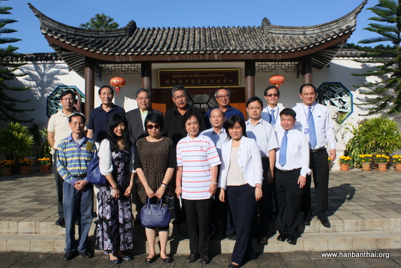 傅学章大使等在孔子学院门前合影留念.JPG