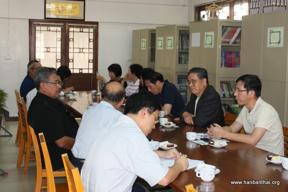 皇太后大学校长顾问德博士与傅学章大使亲切会谈.jpg