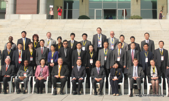 厦门大学共建孔院研讨会参会人员合影.jpg