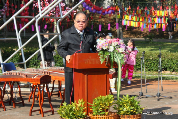 皇太后大学校长万财宣布文化节开幕.JPG