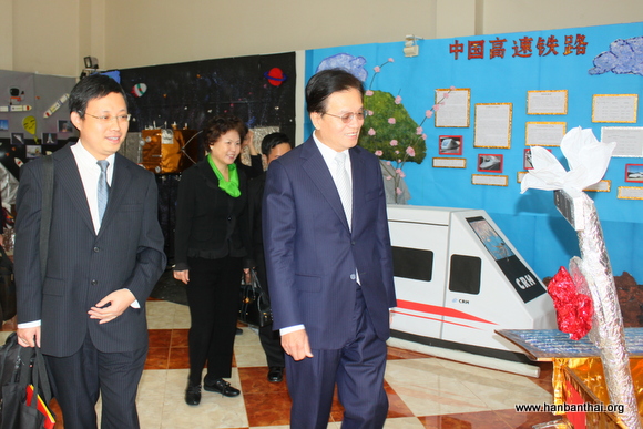 宁赋魁大使参观孔院中国科技展.jpg