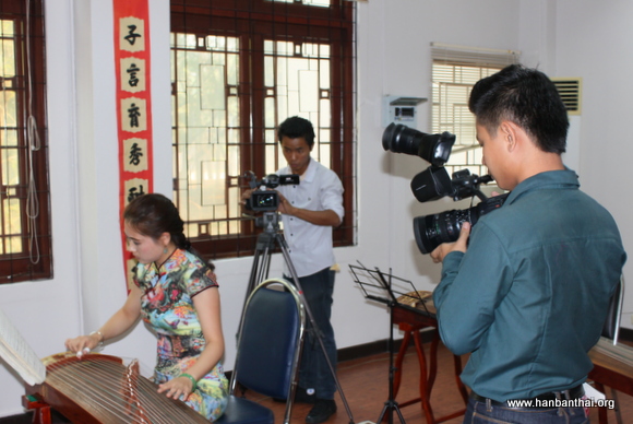 媒体团记者拍摄孔子学院老师古筝表演.JPG