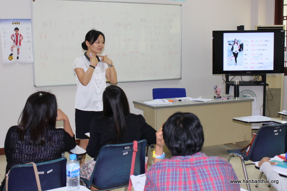 孔子学院公派老师张灵芝教授汉语语法.JPG