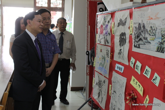 巢总领事参观孔子学院学生书画作品展.JPG