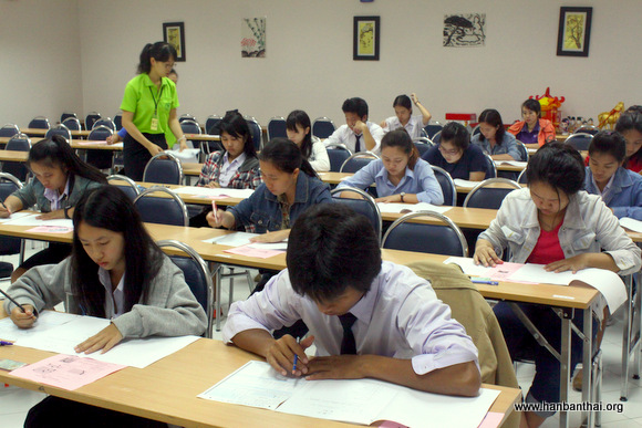 皇太后大学孔子学院主考点HSK4级考试现场.jpg