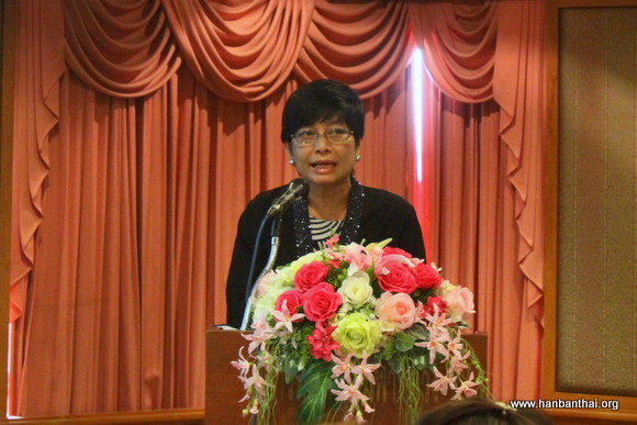 皇太后大学Assoc.Prof.Dr.Chayaporn Wattanasiri副校长致开幕词.JPG