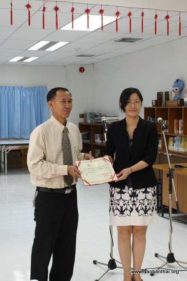 梅提校长为杨静经理授予顾问聘书.jpg