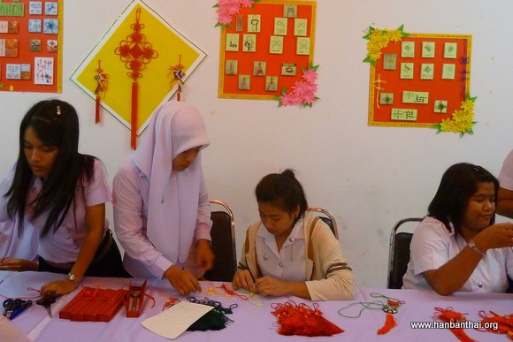 2011.8.23 学编中国结.jpg