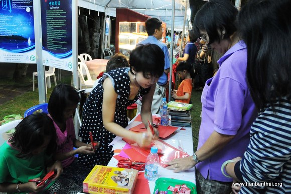 2011.9.10 中国文化展区志愿者教师为小朋友教授剪纸.jpg
