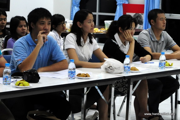 嘉宾评委认真观看学生们的太极拳演示.jpg