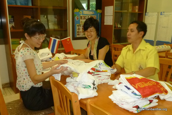 2011.12 学生们绘制的T恤让中国老师称赞不已.jpg