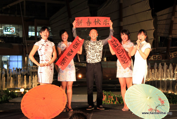 2012.1.23 孔子学院祝大家新春快乐.jpg