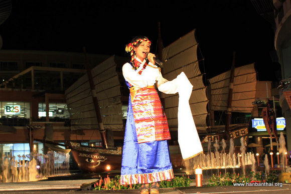 2012.1.23 泰国学生深情演唱中国歌曲.jpg