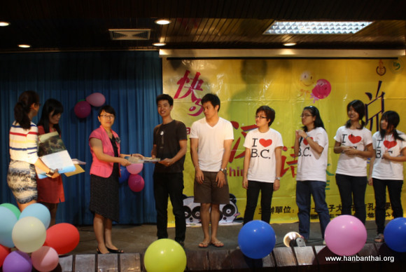 2012.2.4 任剑婷院长为一等奖获奖选手颁奖.jpg