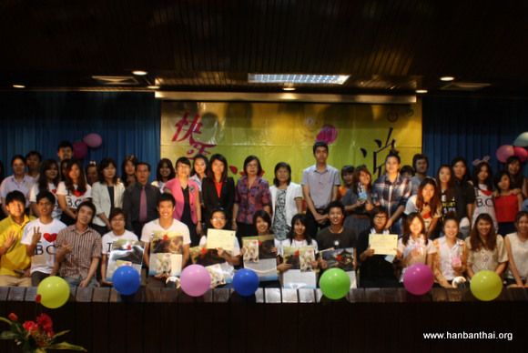 2012.2.4 获奖演员与老师们合影留念.jpg