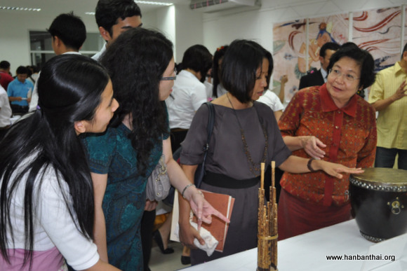 2012.6.20 乐器展厅内人头攒动.jpg