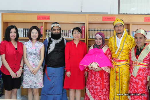 2012.6.30 民族服装体验组合影.jpg
