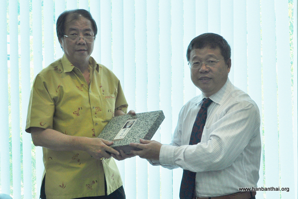 上海大学国际交流学院姚喜明院长向宋卡王子大学普吉校区副校长Mr. Phuwadon赠送礼物.jpg