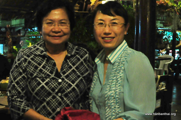 任剑婷院长向国际研究学院院长赠送月饼.jpg