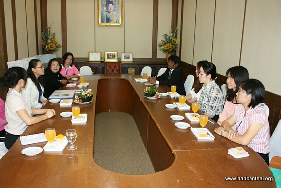 2013.1.22 在董里府语言文化中心召开座谈会.JPG